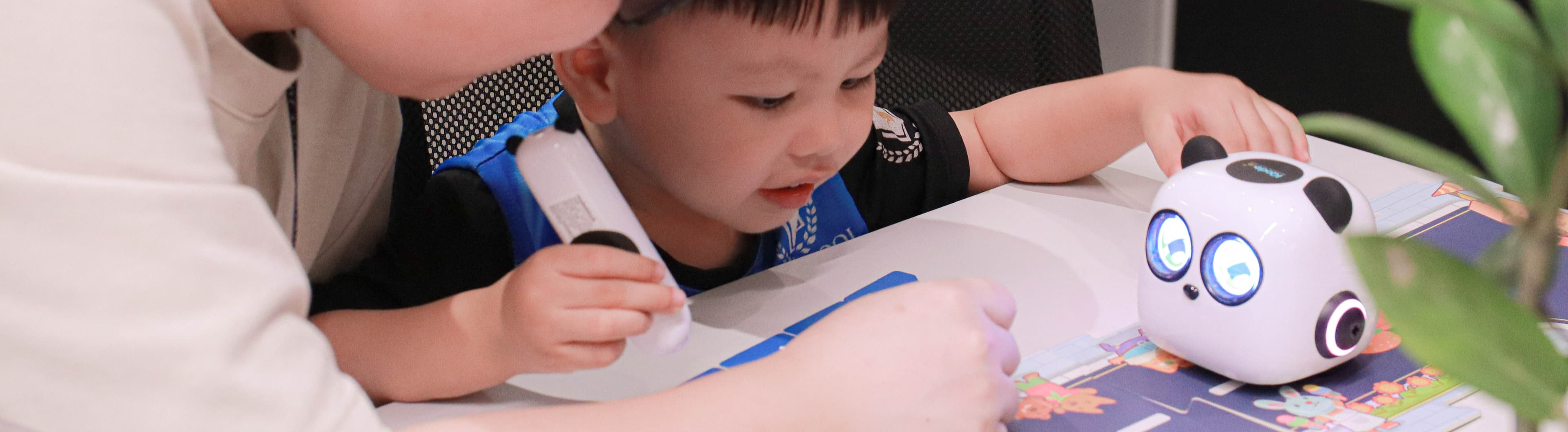 Con 4 Tuổi Chưa Biết Đọc — Tại Sao Vẫn Có Thể "Lập Trình" Robot?